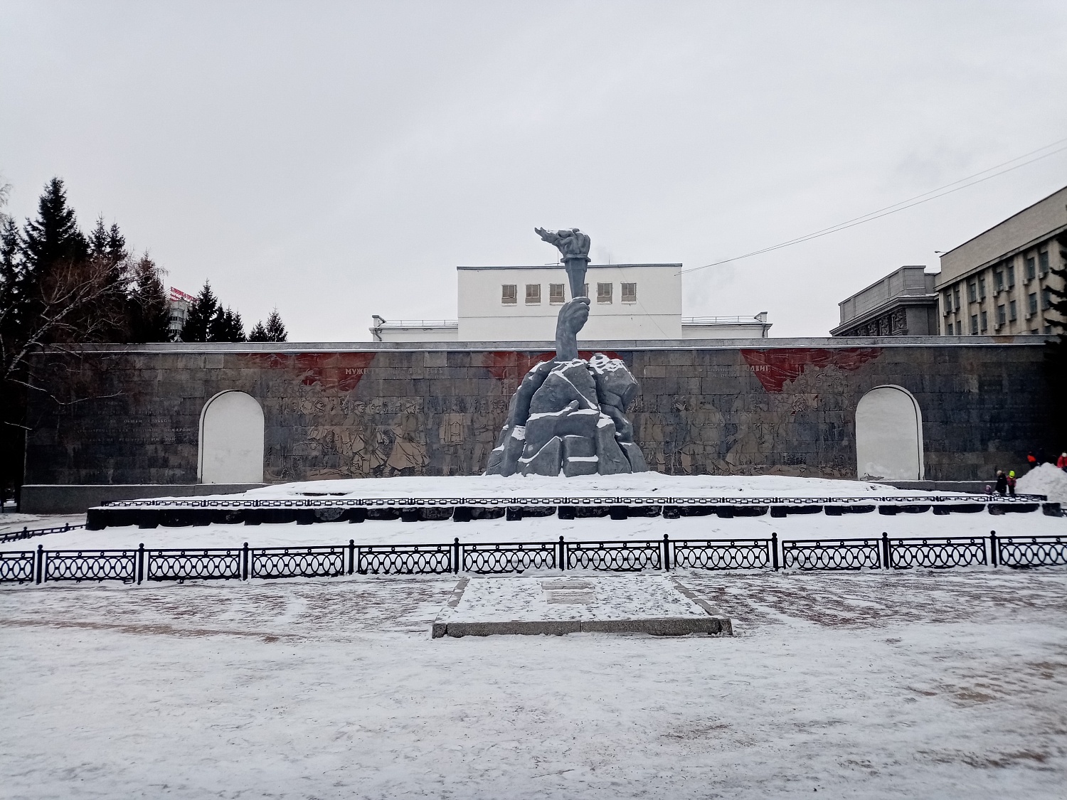Общий вид монумента павшим борцам за дело революции.