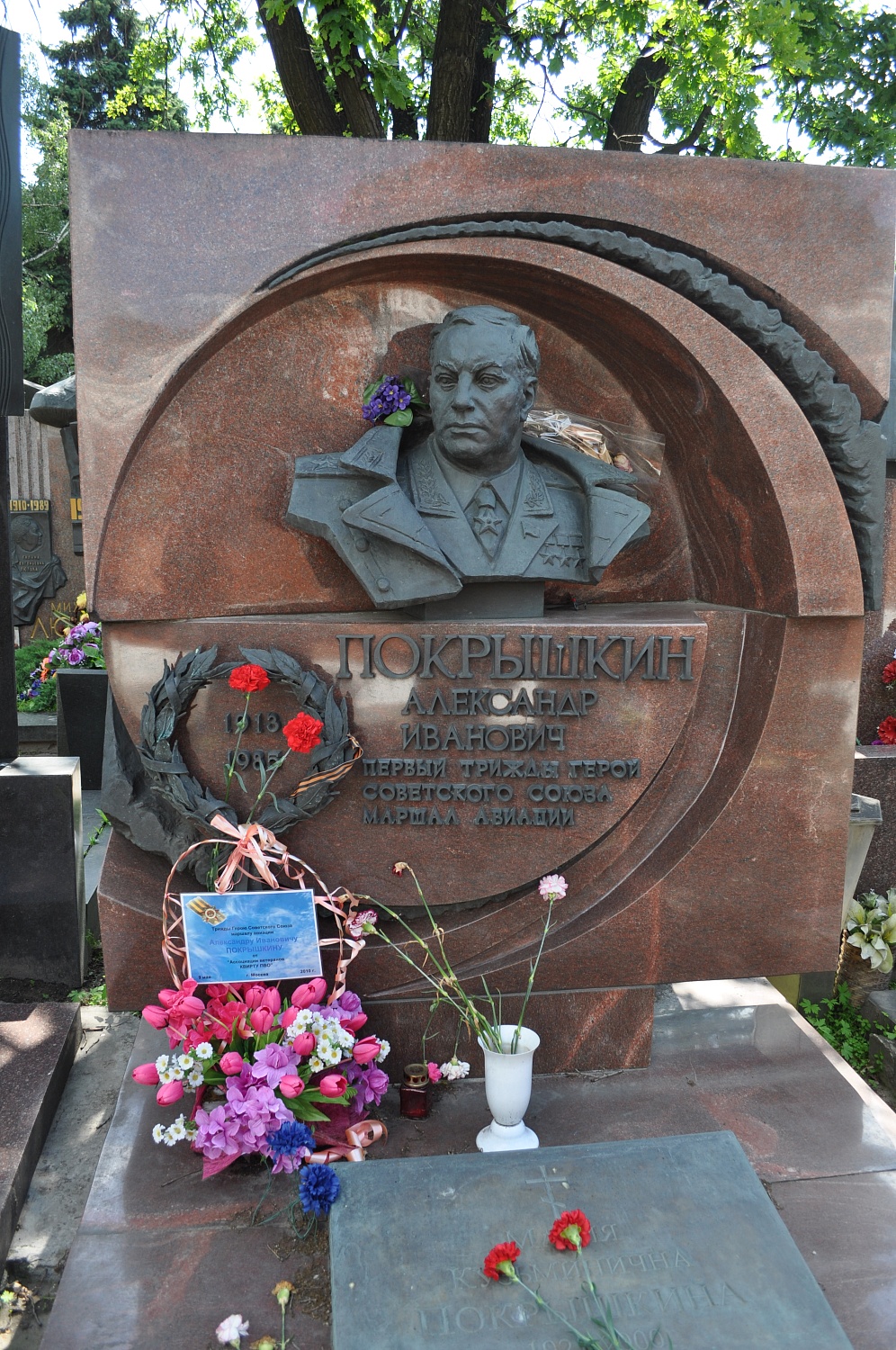 Надгробный монумент на Новодевичьем кладбище г. Москва