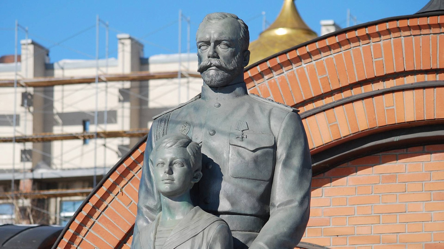 Памятник Императору Николаю II и цесаревичу Алексею