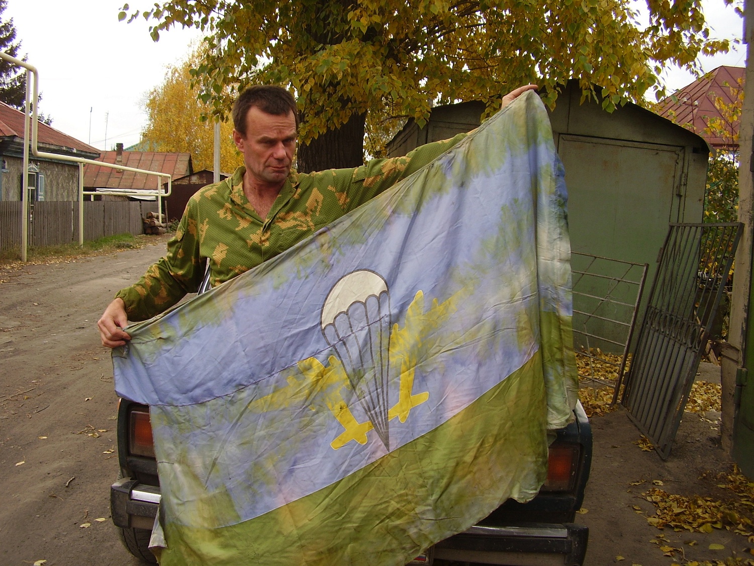 Сергей Кузьмин с подаренным ему Юрием Пименовым флагом ВДВ, который два раза побывал в Чечне во время Первой и Второй Чеченских войн.
